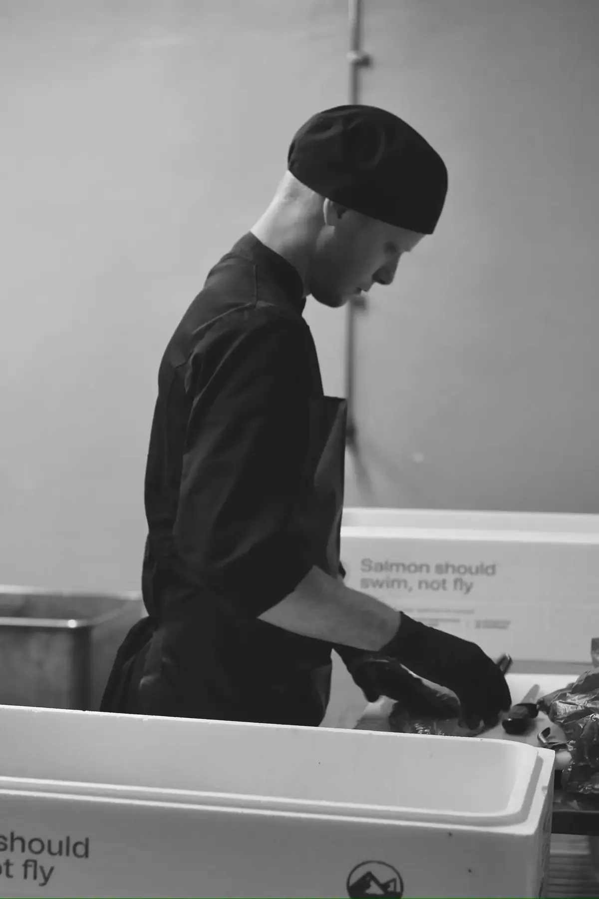 Rökmästaren i arbete vid rökugnen