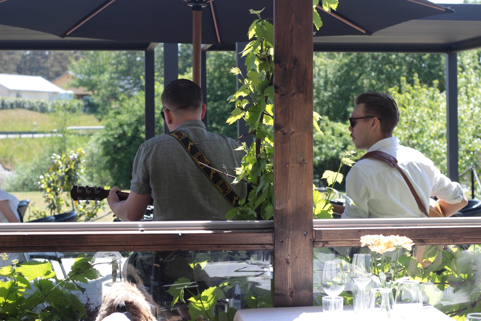 Räkfrossa i restaurangen med uppdukade räkfat