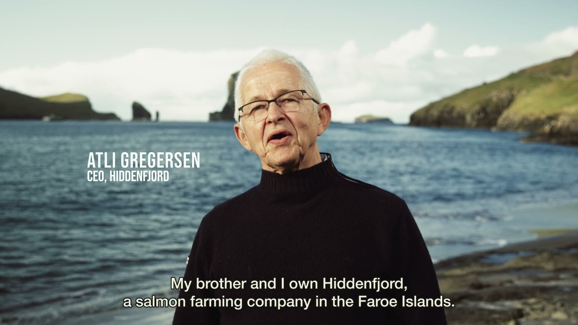Atli Gregersen, vd för Hiddenfjord, vid havet på Färöarna